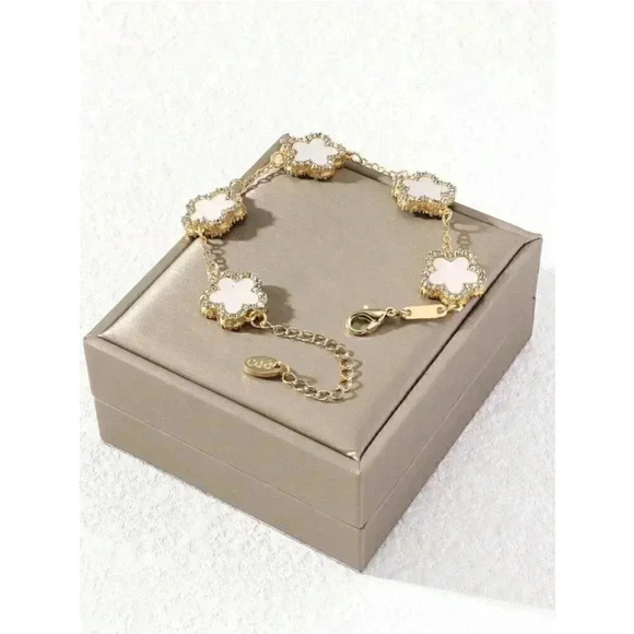 Elegant  Five-Leaf Clover Cubic Zirconia bracelet - Picture 1 of 4